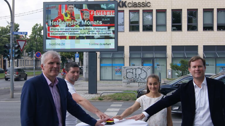 Oberbürgermeister Andreas Bausewein, die Feuerwehrleute Phillip Uri und Vanessa Scholz und Ralf Steinmann, Referent Stadtmarketing der Ströer Deutsche Städte Medien GmbH: Am Mittwoch wurde der Start der neuen Kampagne gefeiert.
