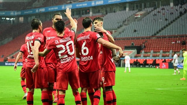 Streben noch Erfolge im DFB-Pokal und der Europa League an: Leverkusens jubelnde Spieler.