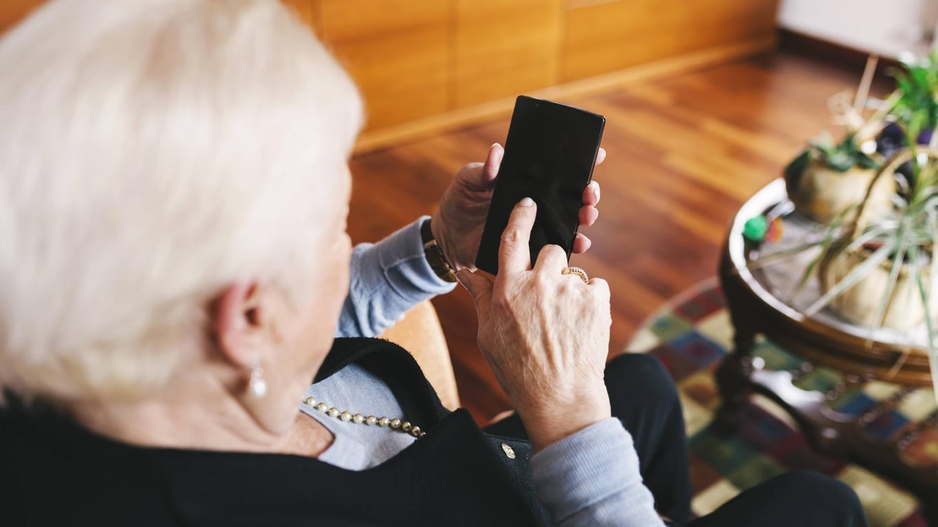 Eine ältere Dame am Telefon (Symbolbild): Gleich zweimal ist eine Seniorin auf Telefonbetrüger reingefallen.