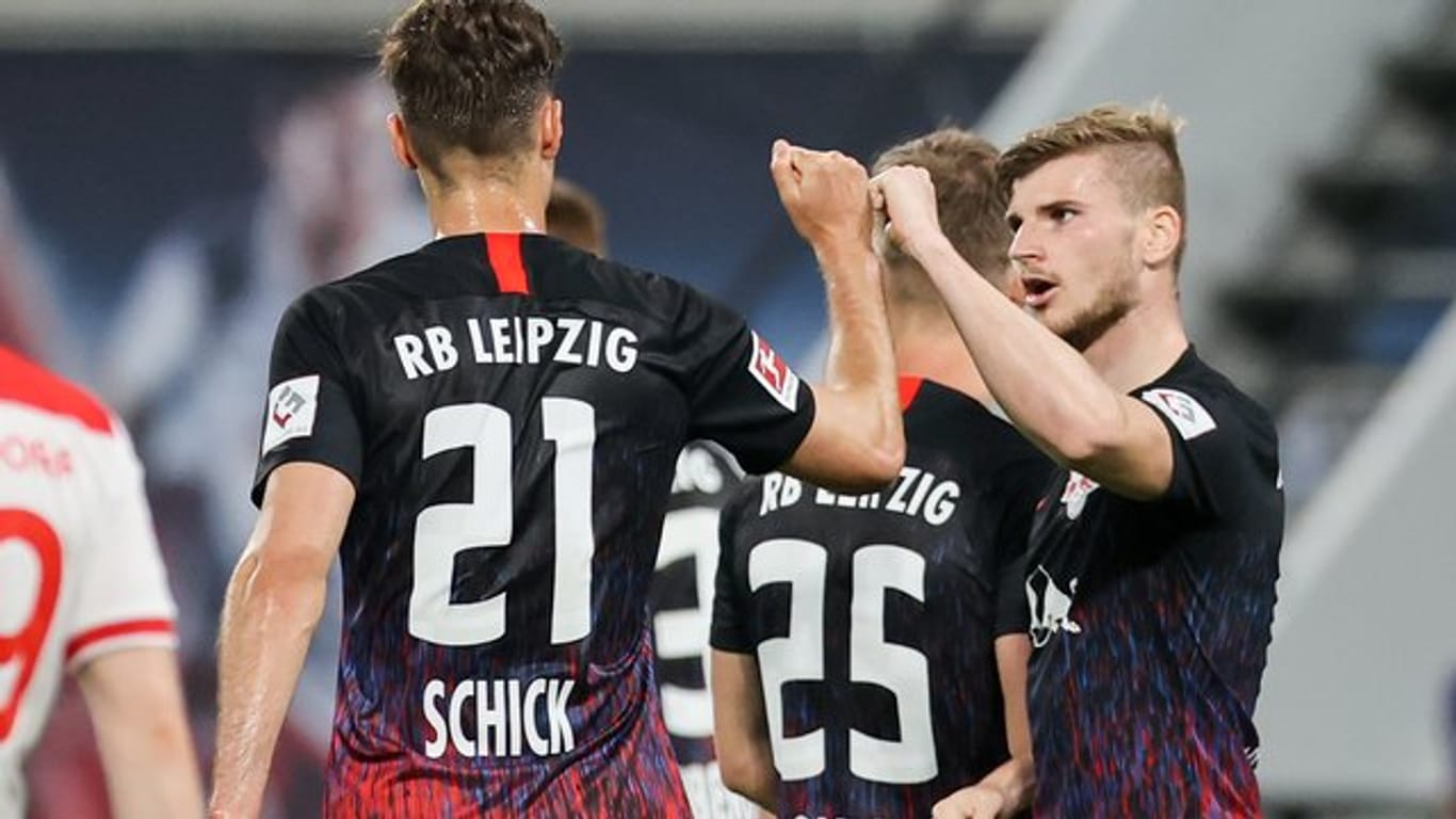 Timo Werner (r) jubelt mit Patrik Schick über den Treffer zum 2:0 für die Leipziger im Spiel gegen Fortuna Düsseldorf.