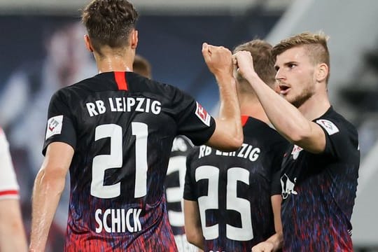 Timo Werner (r) jubelt mit Patrik Schick über den Treffer zum 2:0 für die Leipziger im Spiel gegen Fortuna Düsseldorf.