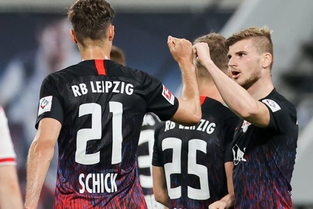 Timo Werner (r) jubelt mit Patrik Schick über den Treffer zum 2:0 für die Leipziger im Spiel gegen Fortuna Düsseldorf.