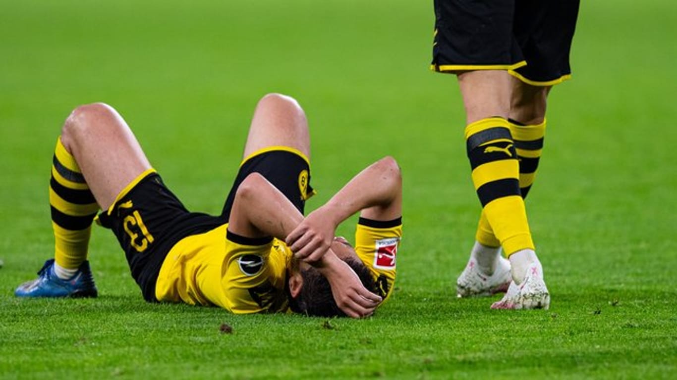 "Als wäre der ein oder andere mit dem Kopf bereits im Urlaub": Dortmunds Raphael Guerreiro (l) liegt nach dem 0:2 gegen Mainz auf dem Rasen.
