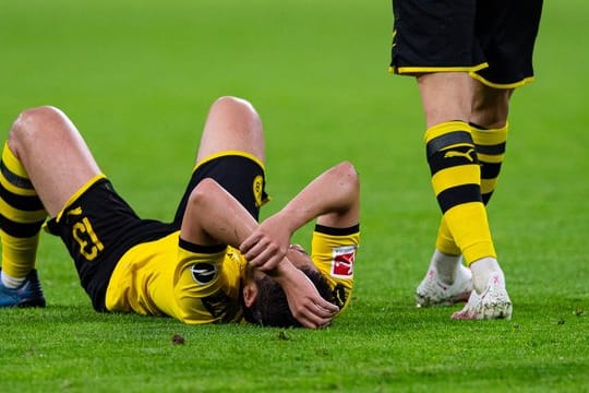 "Als wäre der ein oder andere mit dem Kopf bereits im Urlaub": Dortmunds Raphael Guerreiro (l) liegt nach dem 0:2 gegen Mainz auf dem Rasen.