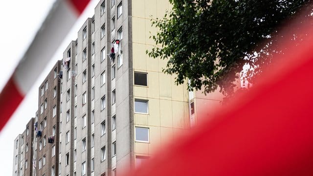 Zunächst waren in dem Wohnkomplex zwei Coronavirus-Infektionen bekannt geworden, daraufhin hatte die Stadt Göttingen ein mobiles Testzentrum mit Bussen für die Bewohner eingesetzt. Zunächst waren in dem Wohnkomplex zwei Coronavirus-Infektionen bekannt geworden, daraufhin hatte die Stadt Göttingen ein mobiles Testzentrum mit Bussen für die Bewohner eingesetzt.