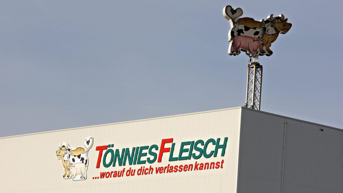 Firmengebäude von Tönnies in Rheda-Wiedenbrück: Der dortige Corona-Ausbruch bereitet auch dem Krisenstab in Bielefeld wegen der Nähe zu ihrer Stadt Sorge.