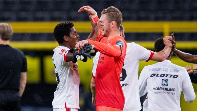 Die Spieler vom FSV Mainz 05 feiern den unerwarteten Sieg bei Borussia Dortmund.