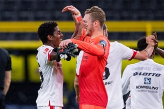 Die Spieler vom FSV Mainz 05 feiern den unerwarteten Sieg bei Borussia Dortmund.