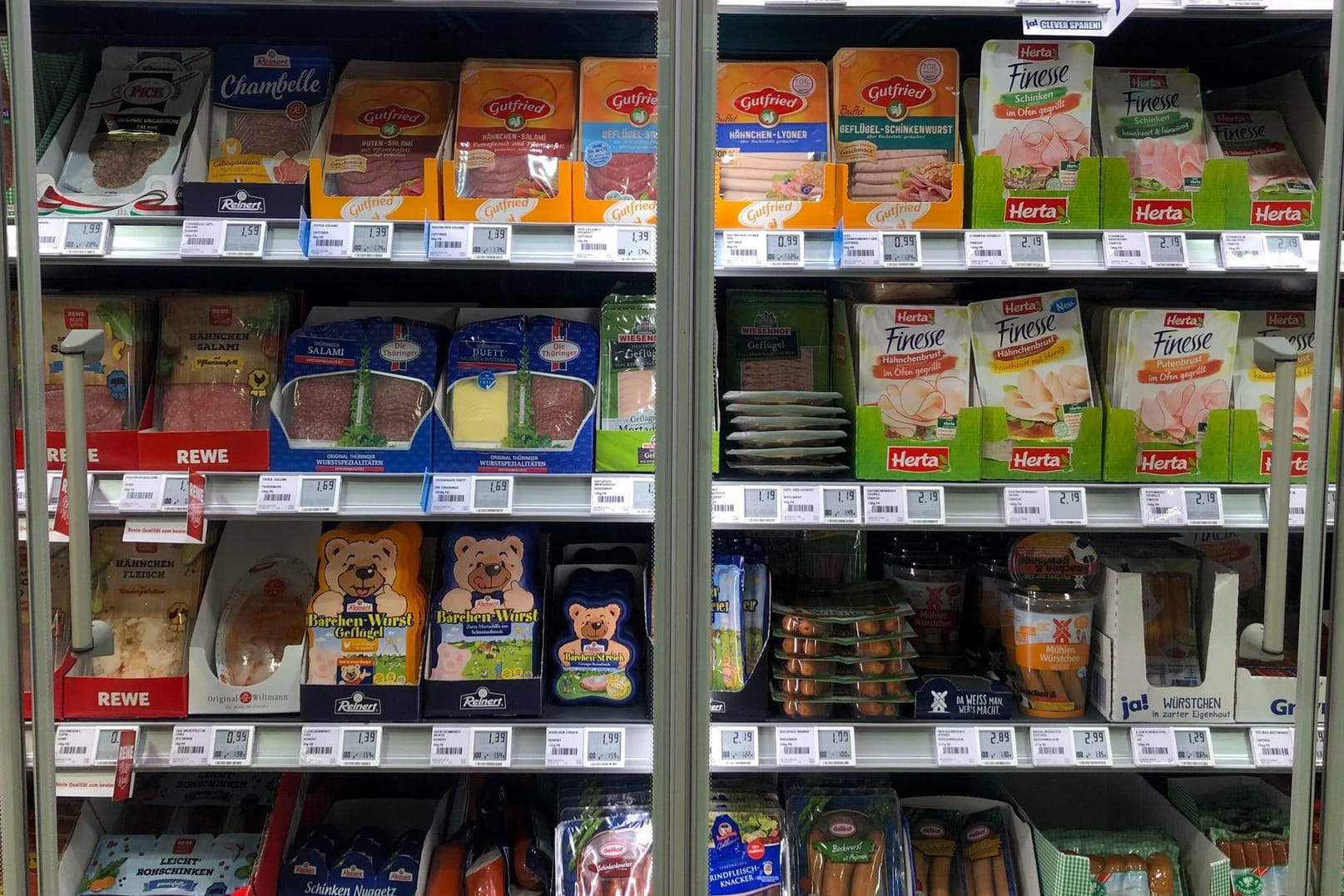 Wurstregal: In vielen Produkten im Supermarkt ist das Fleisch von Tönnies zu finden.