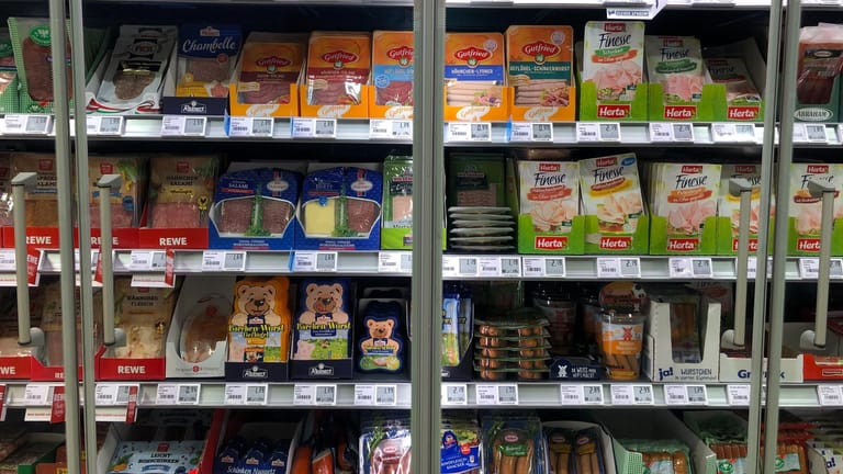 Wurstregal: In vielen Produkten im Supermarkt ist das Fleisch von Tönnies zu finden.