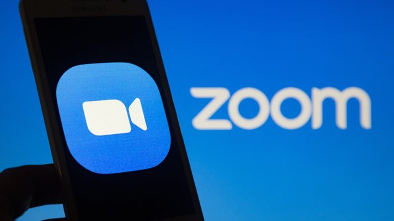 Das Logo von Zoom auf einem Smartphone: Zoom wird nun doch auch Gratis-Nutzern eine Komplett-Verschlüsselung anbieten.