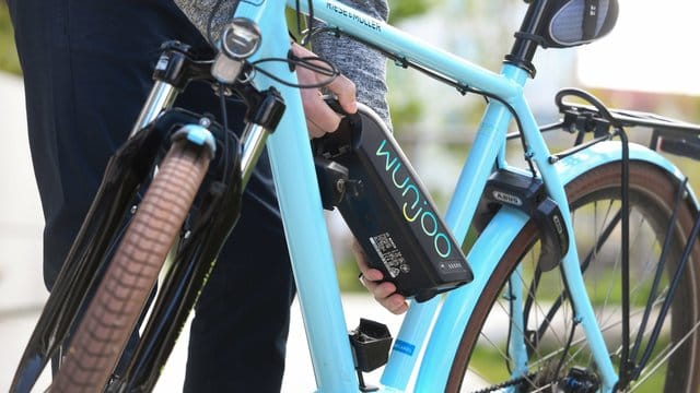 E-Bike: Laden Sie den Akku mindestens alle zwei Monate vollständig auf.