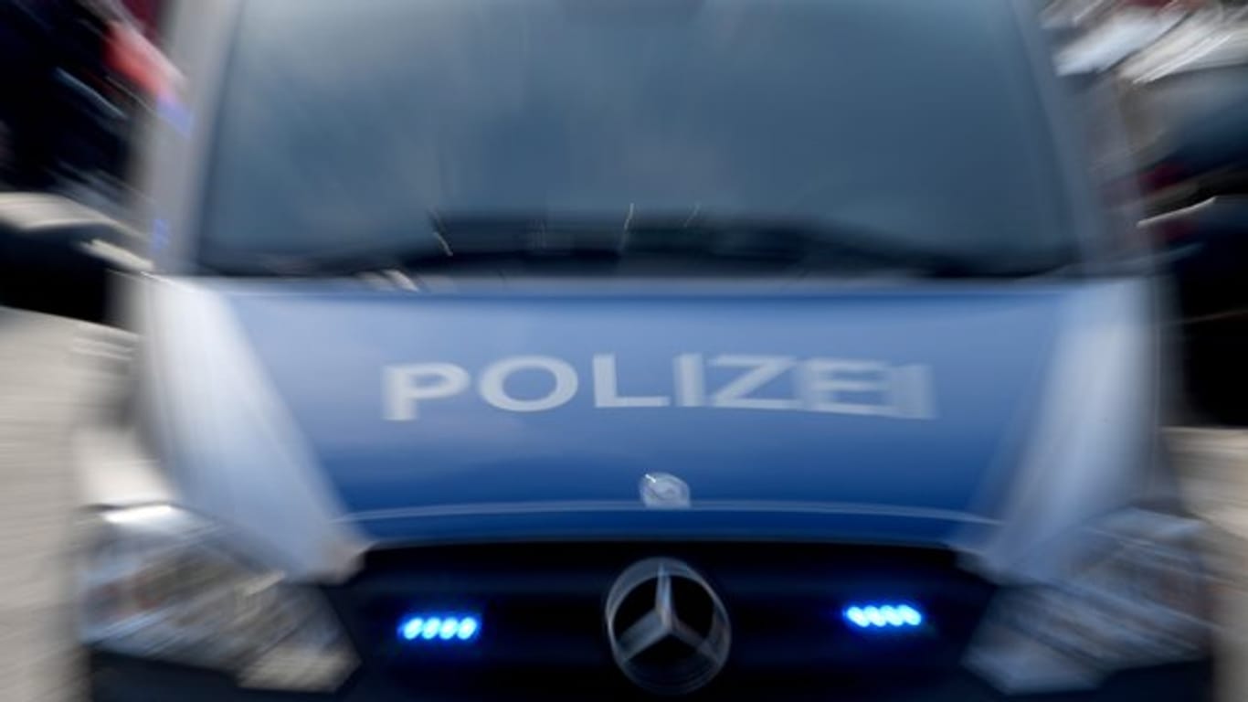 Ein Polizeiwagen mit eingeschaltetem Blaulicht (Symbolbild): In Essen wurde ein Elfjähriger Opfer eines Überfalls.