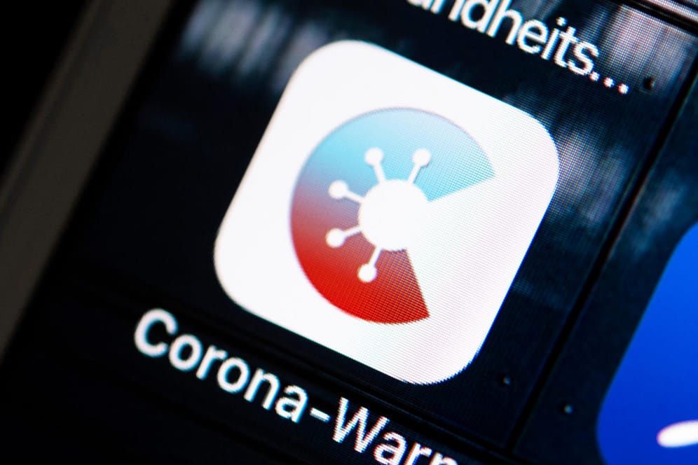 Das Logo der Corona-Warn-App auf einem Smartphone: Eine Mehrheit der Deutschen befürwortet allgemein das Konzept der App.