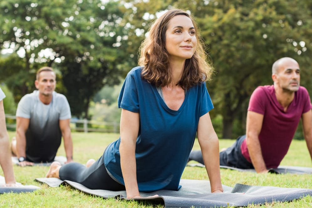 Yoga: Die Übungen können gewisse Verbesserungen bei Rückenschmerzen und Asthma mit sich bringen.