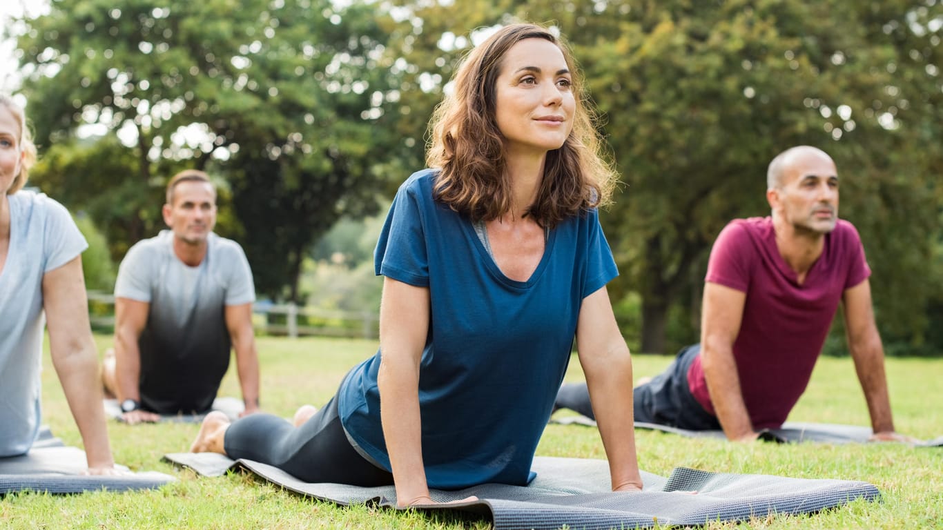 Yoga: Die Übungen können gewisse Verbesserungen bei Rückenschmerzen und Asthma mit sich bringen.