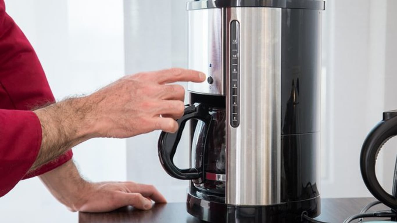 Wer keine selbsttätige Ausschaltfunktion an seiner Kaffeemaschine hat, kann sie gleich nach dem Brühen abschalten.