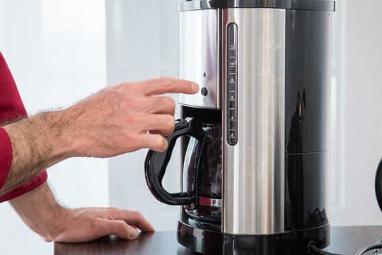 Wer keine selbsttätige Ausschaltfunktion an seiner Kaffeemaschine hat, kann sie gleich nach dem Brühen abschalten.