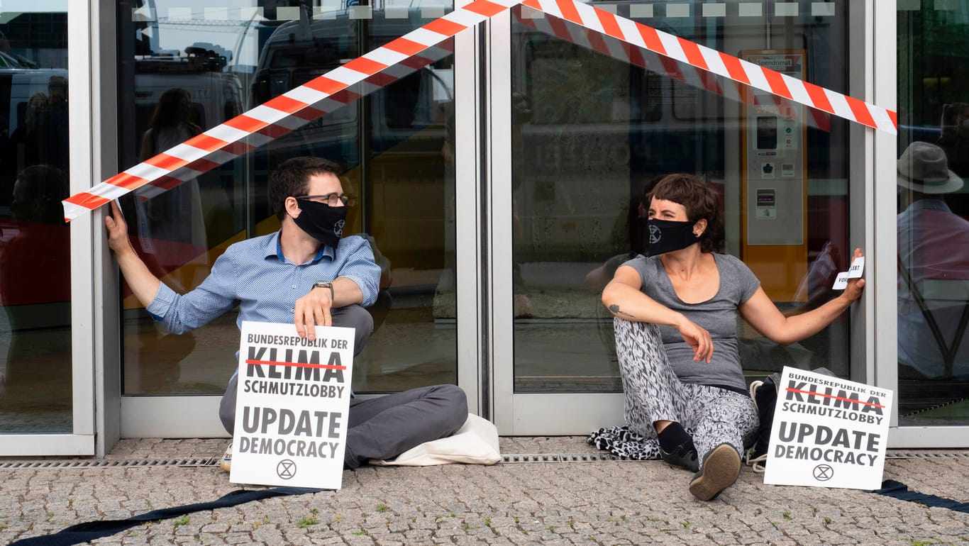 Aktivisten der Umweltschutzbewegung Extinction Rebellion sitzen vor der CDU-Bundeszentrale: Etwa 20 Aktivisten haben den Zugang blockiert.
