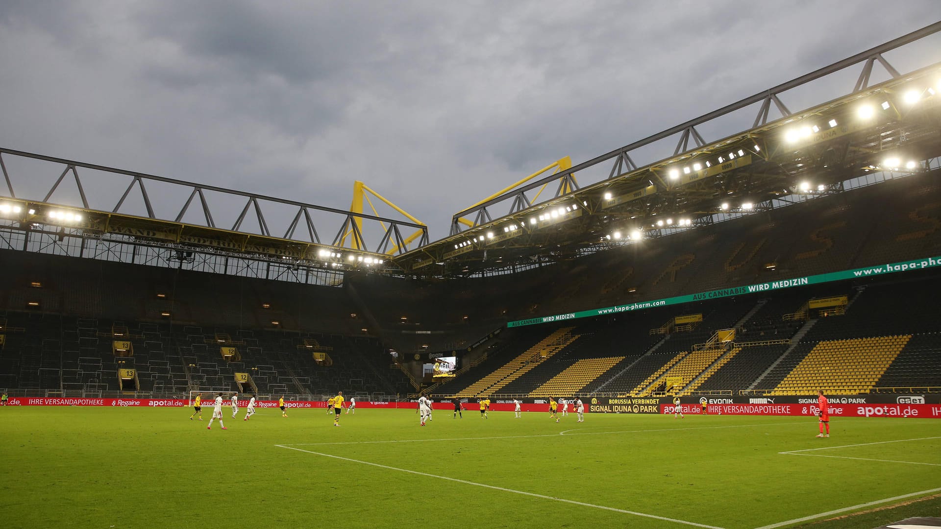Leere Ränge sollen im Signal-Iduna-Park bald der Vergangenheit angehören: Der BVB testet am Einlass Wärmebildkameras. Leere Ränge sollen im Signal-Iduna-Park bald der Vergangenheit angehören: Der BVB testet am Einlass Wärmebildkameras.