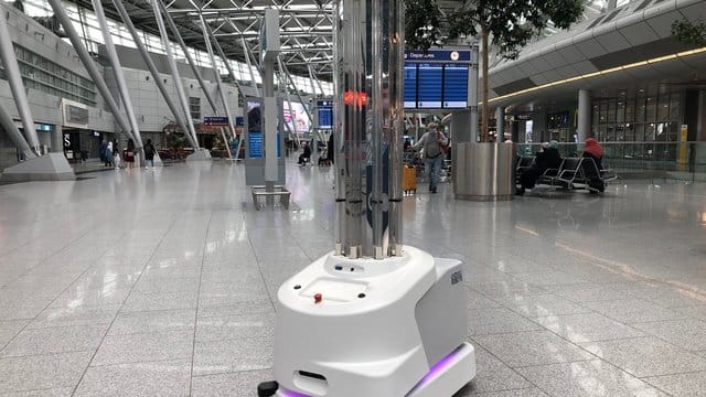 Ein Desinfektionsroboter fährt durch ein Terminal: Er soll dem Flughafen Düsseldorf im Kampf gegen das Coronavirus helfen. Ein Desinfektionsroboter fährt durch ein Terminal: Er soll dem Flughafen Düsseldorf im Kampf gegen das Coronavirus helfen.