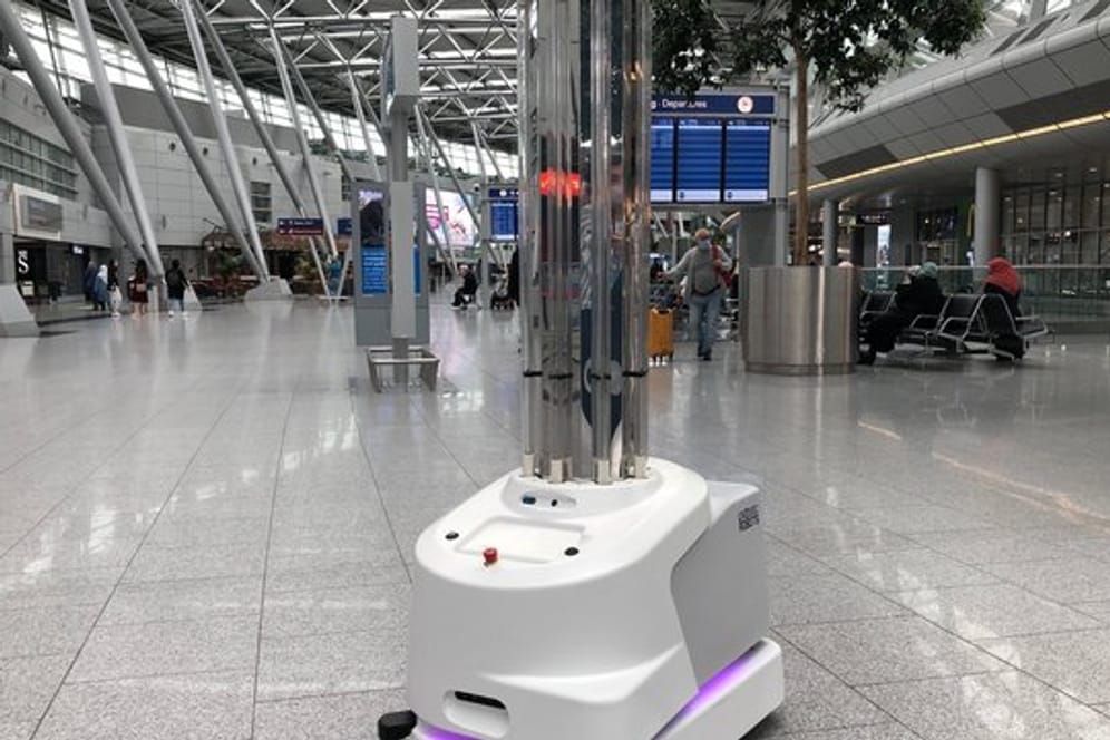 Ein Desinfektionsroboter fährt durch ein Terminal: Er soll dem Flughafen Düsseldorf im Kampf gegen das Coronavirus helfen.