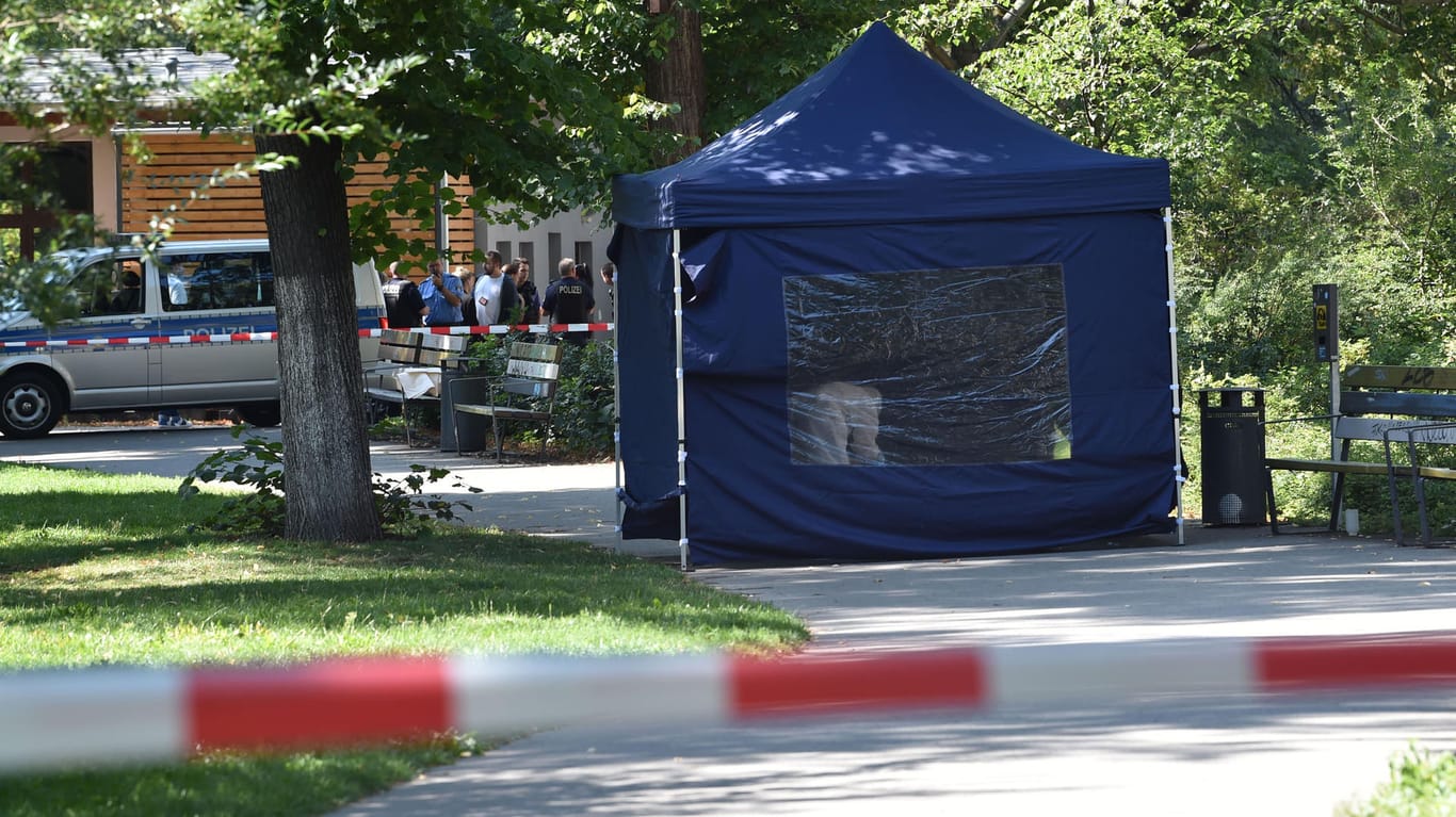 Die Polizei sichert Spuren am Tatort im kleinen Tiergarten: Die Bundesanwaltschaft geht von einem russischen Auftragsmord aus.