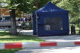 Die Polizei sichert Spuren am Tatort im kleinen Tiergarten: Die Bundesanwaltschaft geht von einem russischen Auftragsmord aus.