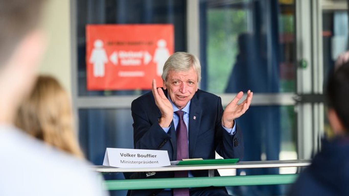 Volker Bouffier (CDU) ist der Ministerpräsident von Hessen.