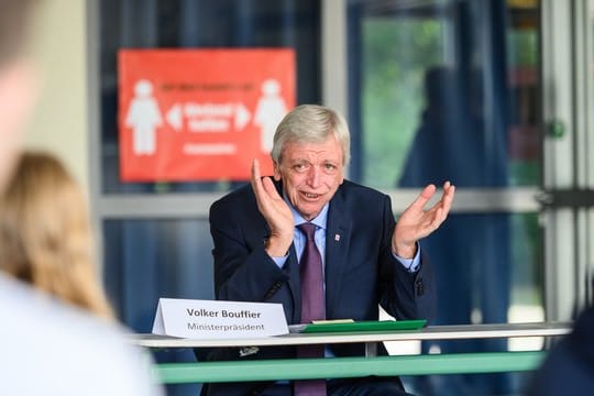 Volker Bouffier (CDU) ist der Ministerpräsident von Hessen.