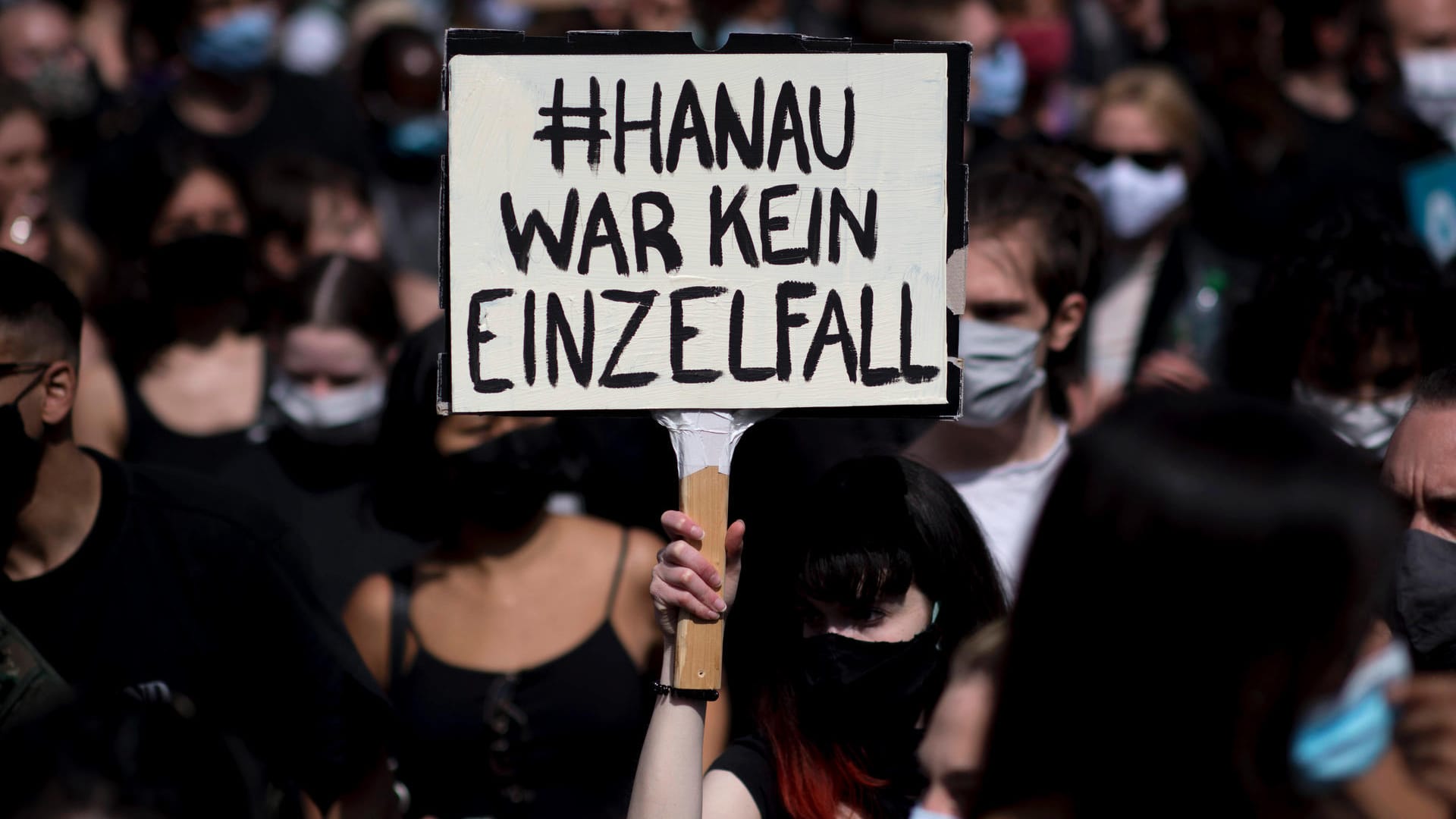 Ein Schild mit der Aufschrift "Hanau war kein Einzelfall" bei einer Anti-Rassismus-Demo: In Frankfurt haben Künstler nun ein besonderes Zeichen gegen Rassismus gesetzt.