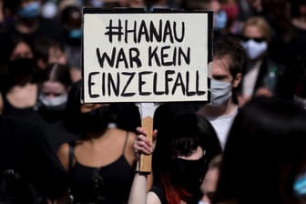 Ein Schild mit der Aufschrift "Hanau war kein Einzelfall" bei einer Anti-Rassismus-Demo: In Frankfurt haben Künstler nun ein besonderes Zeichen gegen Rassismus gesetzt.