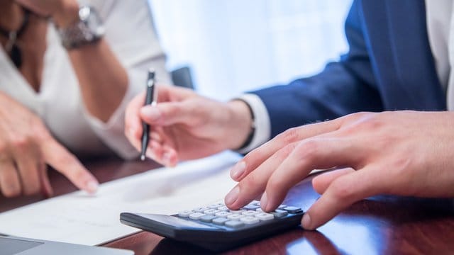 Der aktuelle iff-Report zeigt, dass die häufigsten Gründe für Überschuldung Arbeitslosigkeit, Einkommensarmut und Krankheit sind. Der aktuelle iff-Report zeigt, dass die häufigsten Gründe für Überschuldung Arbeitslosigkeit, Einkommensarmut und Krankheit sind.