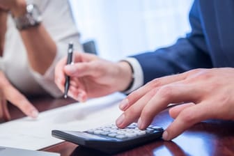 Der aktuelle iff-Report zeigt, dass die häufigsten Gründe für Überschuldung Arbeitslosigkeit, Einkommensarmut und Krankheit sind.