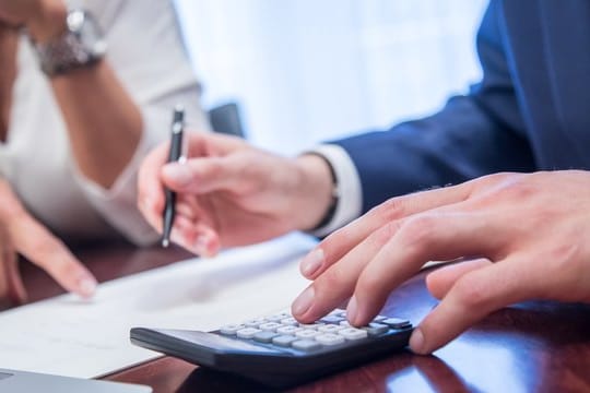 Der aktuelle iff-Report zeigt, dass die häufigsten Gründe für Überschuldung Arbeitslosigkeit, Einkommensarmut und Krankheit sind.