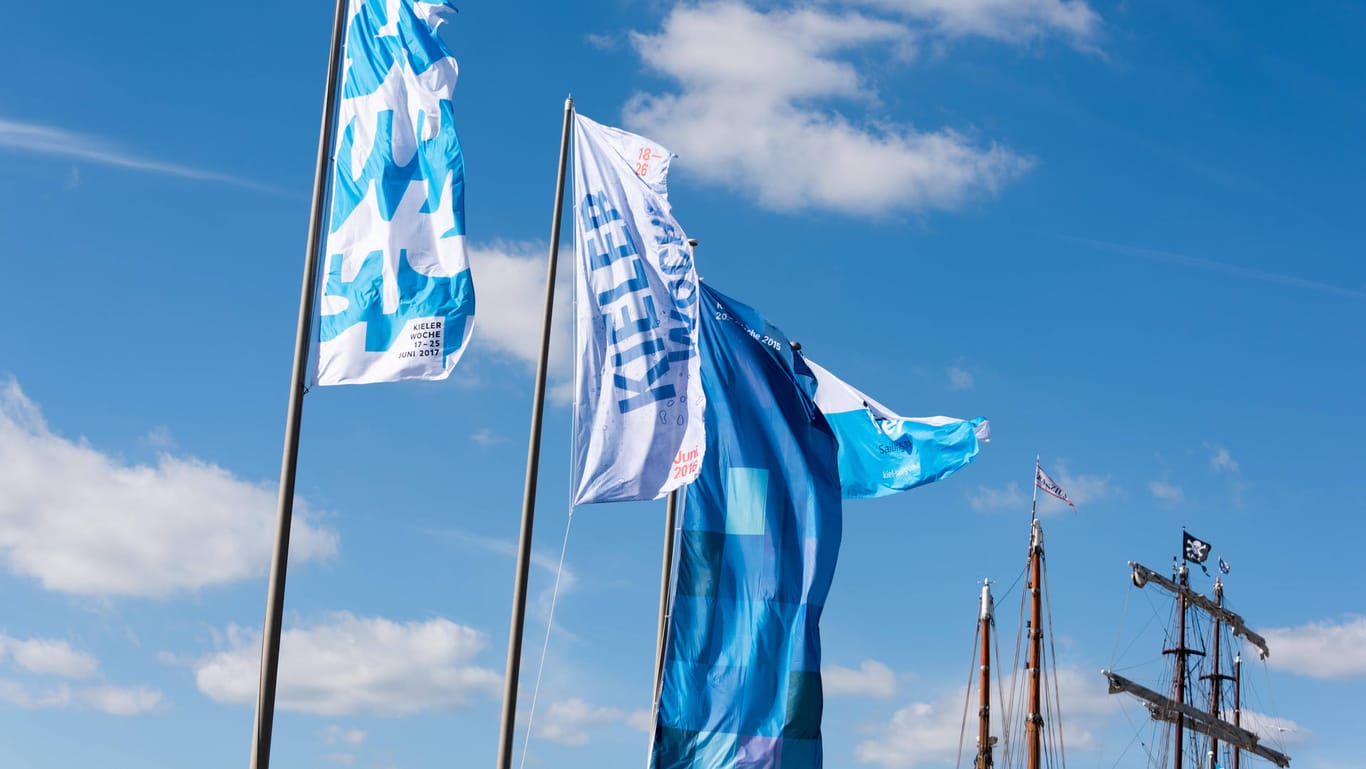 Auf einer Flagge steht "Kieler Woche": Kiels einzigartiges Segel- und Sommerfestival kann in diesem Jahr nicht wie gewohnt stattfinden.