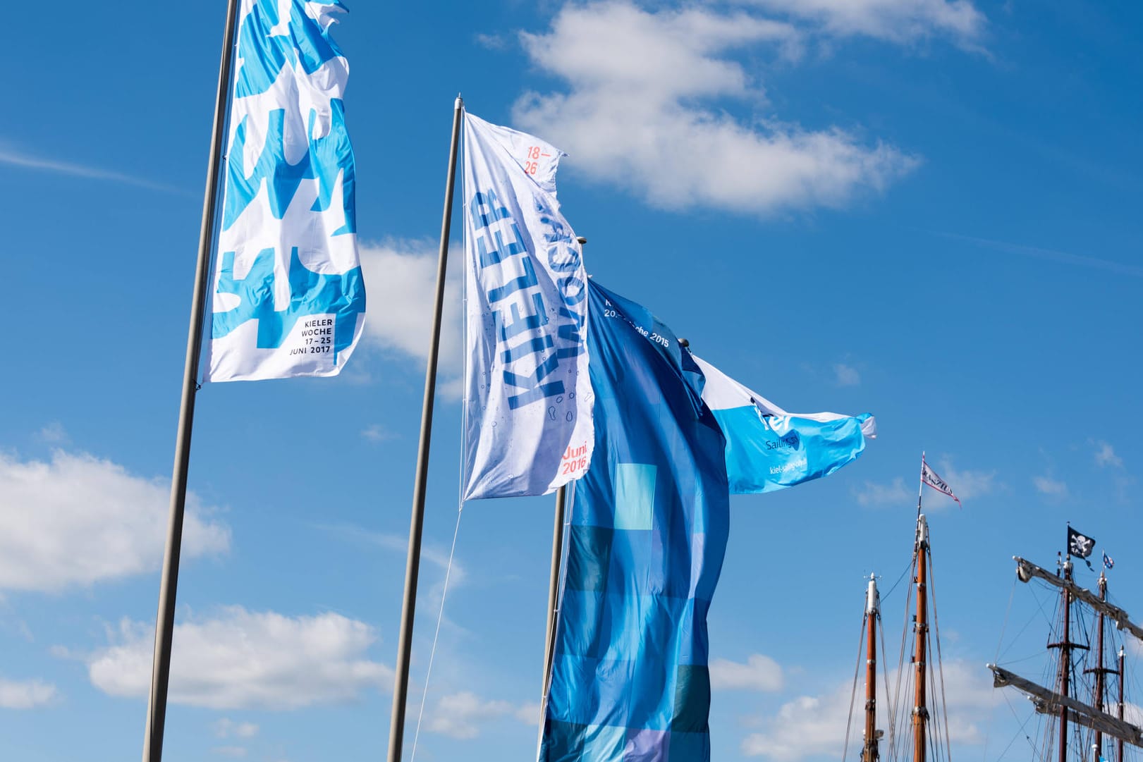 Auf einer Flagge steht "Kieler Woche": Kiels einzigartiges Segel- und Sommerfestival kann in diesem Jahr nicht wie gewohnt stattfinden.