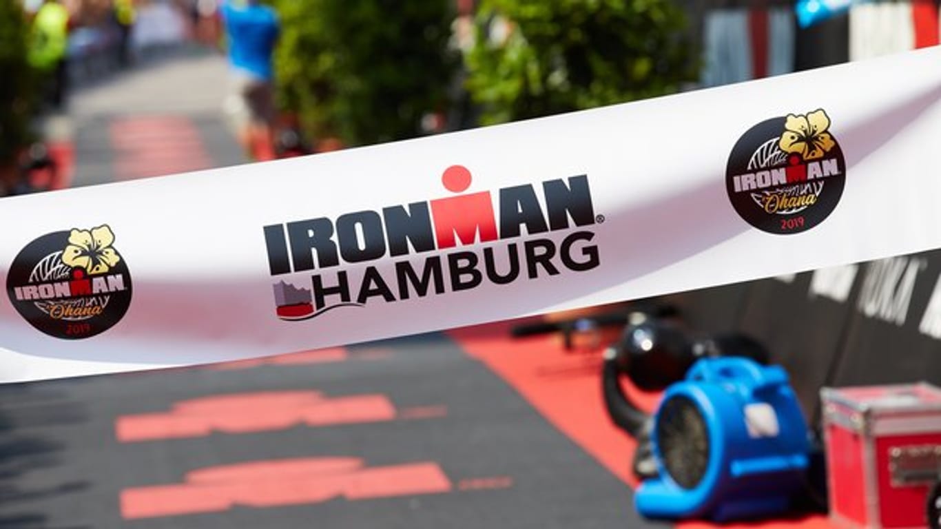 Die Aufschrift "Ironman Hamburg" hängt über der Ziellinie