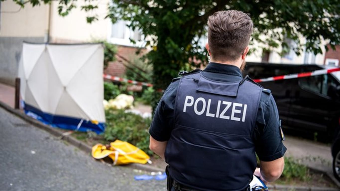 Ein Polizist steht am Ort des Einsatzes in Bremen