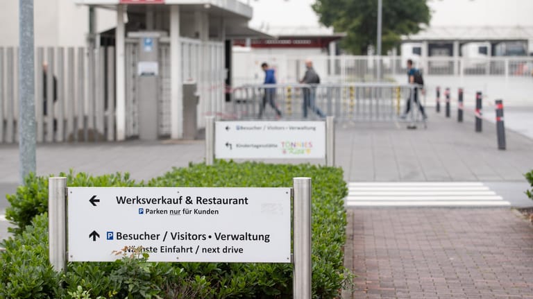 Eingang zum Tönnies-Betrieb in Rheda-Wiedenbrück: Bei dem Branchenriesen waren bei Tests mehrere Hundert Infizierte entdeckt worden.