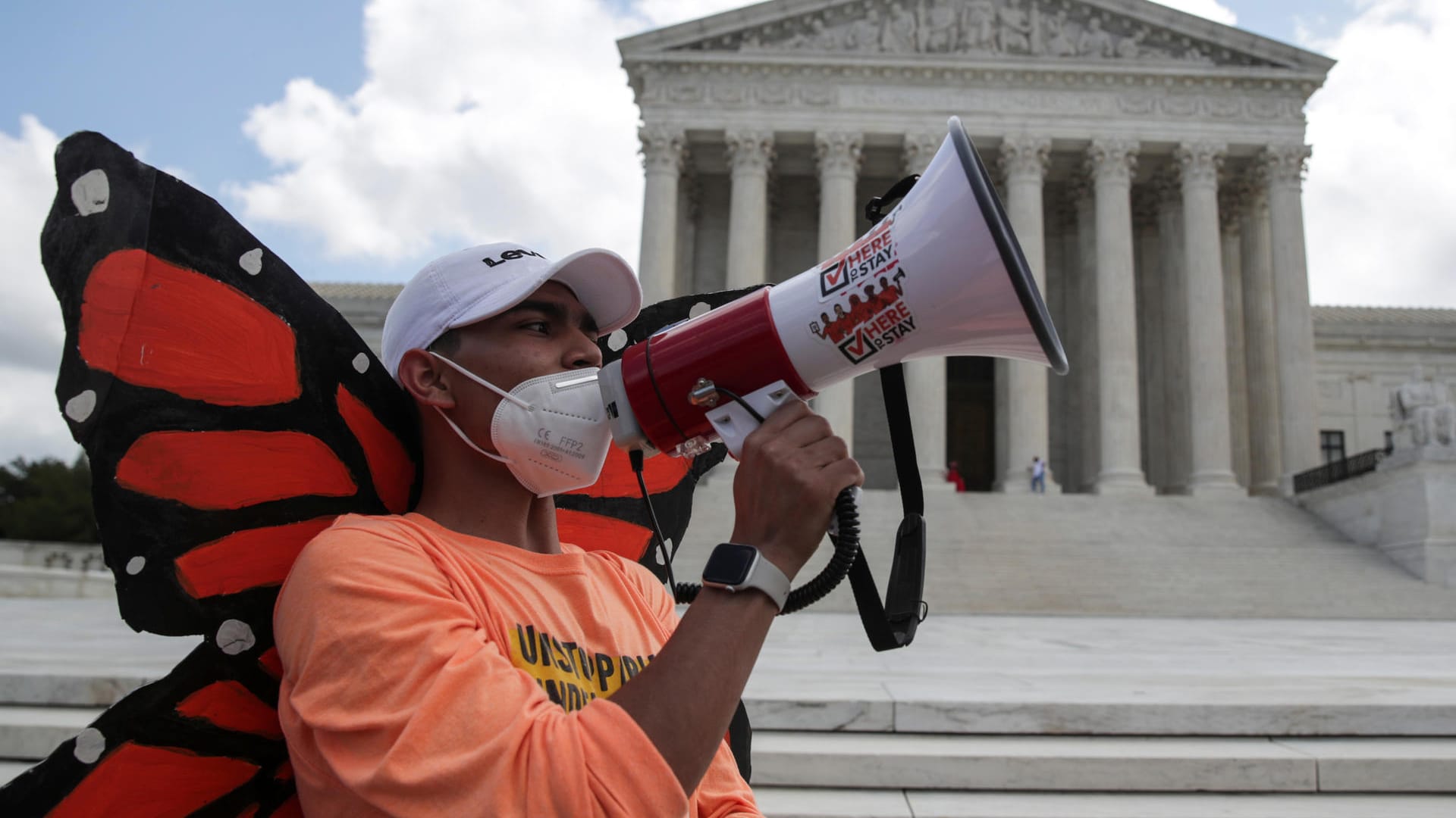 Demonstrant vor dem Gerichtsgebäude: Der Supreme Court bestätigte den Schutz vor einer Abschiebung für rund 700.000 Einwanderer, die als Kinder mit ihren Eltern illegal in die USA gekommen waren.