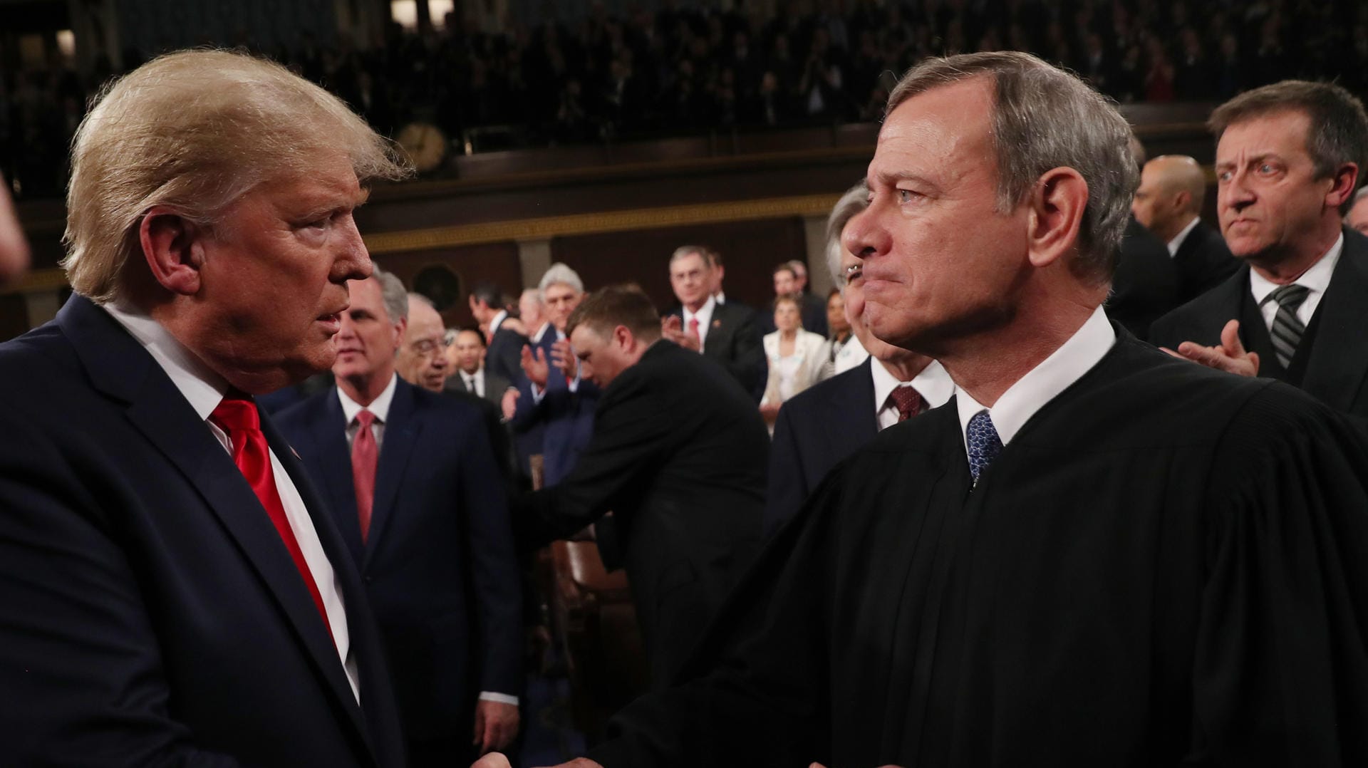 Archivfoto von Donald Trump: Der US-Präsident begrüßt den Vorsitzenden des Obersten Gerichtshofs John Roberts im Capitol im Februar.