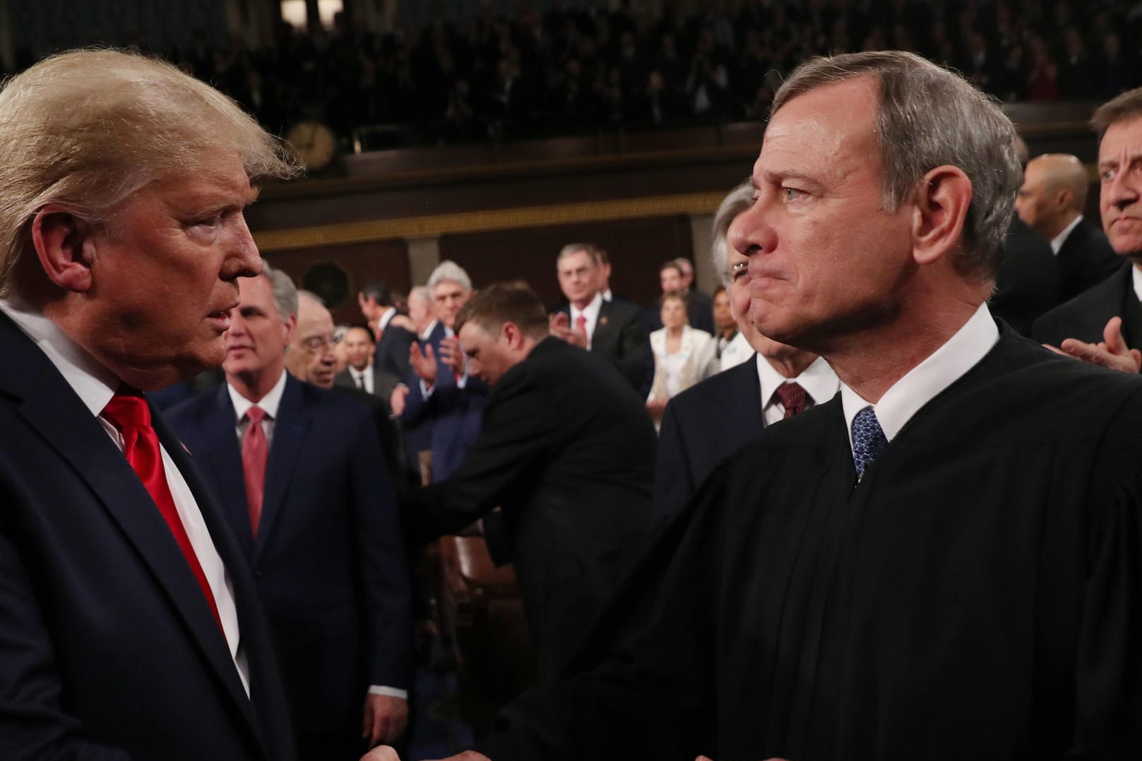 Archivfoto von Donald Trump: Der US-Präsident begrüßt den Vorsitzenden des Obersten Gerichtshofs John Roberts im Capitol im Februar.