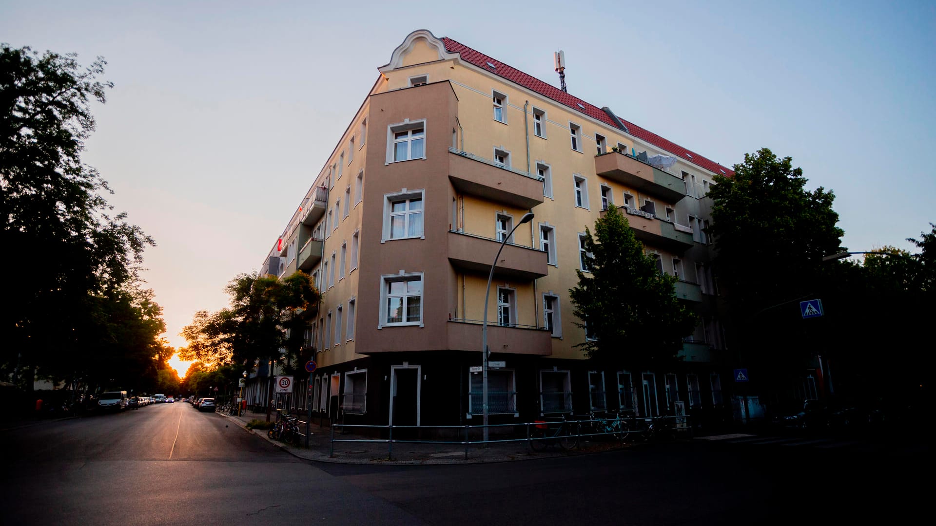 Ein unter Quarantäne gestellter Wohnblock ist am Abend zu sehen: Die Zahl der Corona-Infektionen in den unter Quarantäne gestellten Wohnblöcken in Neukölln steigt immer weiter.