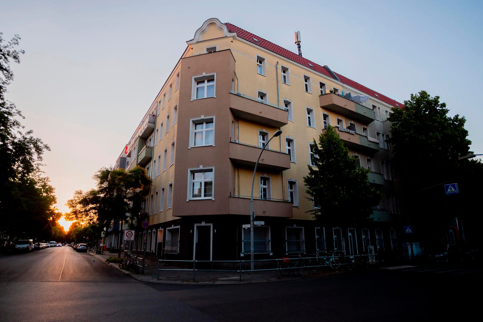 Ein unter Quarantäne gestellter Wohnblock ist am Abend zu sehen: Die Zahl der Corona-Infektionen in den unter Quarantäne gestellten Wohnblöcken in Neukölln steigt immer weiter.