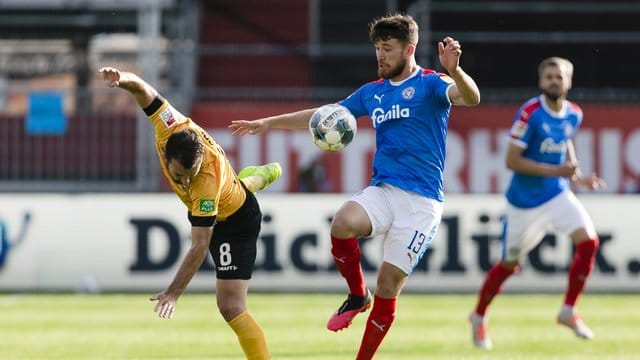 Dresdens Josef Husbauer (l) kommt gegen den Kieler Salih Özcan ins Straucheln. Dresdens Josef Husbauer (l) kommt gegen den Kieler Salih Özcan ins Straucheln.