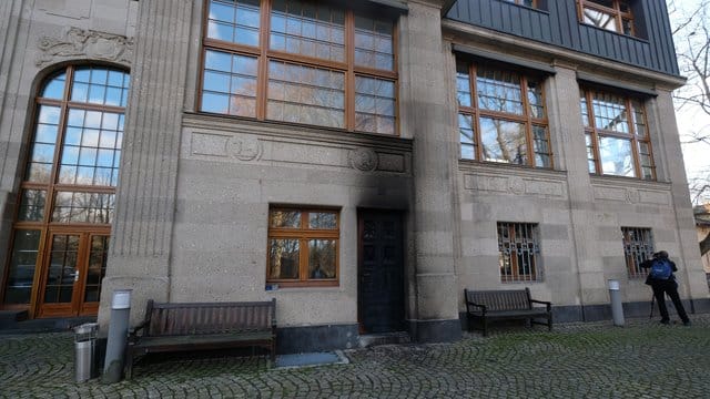 Eine Tür eines Gebäude des Bundesgerichtshofs in Leipzig ist rußgeschwärzt: Unbekannte haben in der Silvesternacht 2019 dort einen Brandanschlag verübt.