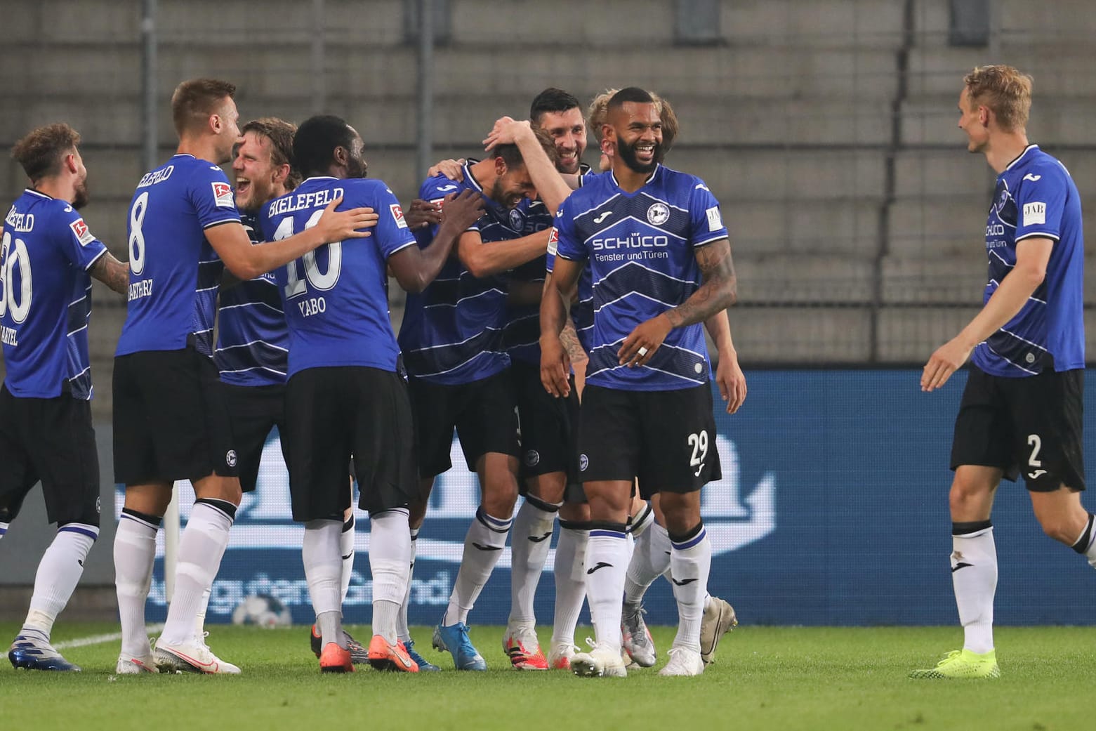 Bielefelds Torschütze Manuel Prietl (5.v.l) feiert seinen Treffer zum 1:0 mit seinen Teamkollegen.
