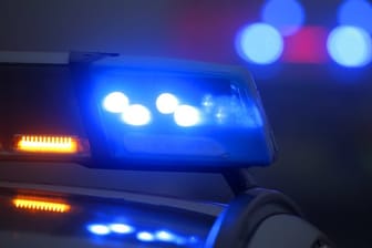 Ein Blaulicht leuchtet auf einer Polizeistreife: In Bremerhaven haben Beamte einen grausigen Fund gemacht.