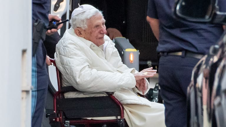 Benedikt XVI. besucht kranken Bruder: Der emeritierte Papst Benedikt XVI wird mit einem Rollstuhl in einen Bus geschoben.